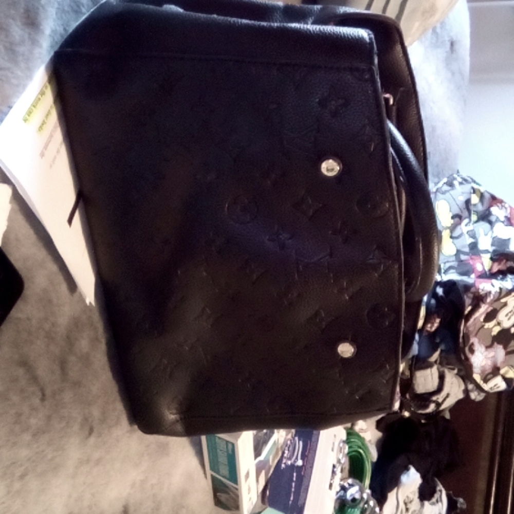 Luis Vuitton monogram elegant black leather purse